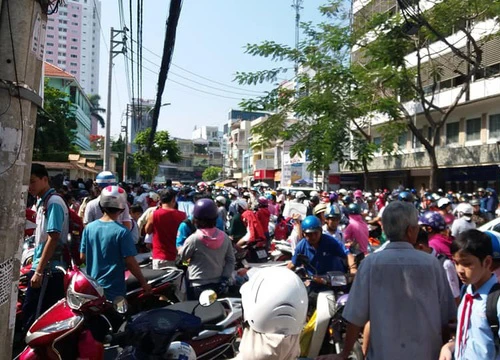 Ngỡ ngàng đi học thêm phải... thi xếp lớp