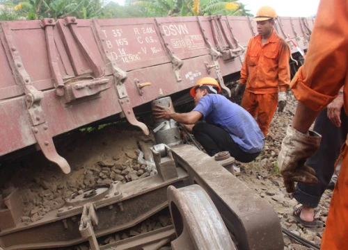 Nỗ lực để 15h chiều nay thông tuyến đường sắt ở ga Núi Thành