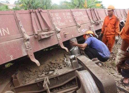 Quảng Nam: Ấn định giờ thông tuyến 2 tàu hàng tông nhau