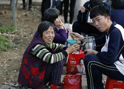 Trước lò luyện thi đại học lớn nhất châu Á: Cha mẹ mang cơm đến tận cổng, sĩ tử ăn vội vàng 1, 2 phút rồi quay vào học tiếp