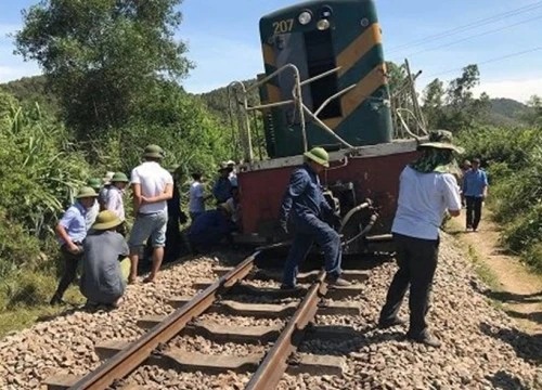 Đâm xe tải văng xa 15m, tàu hỏa bị trật bánh