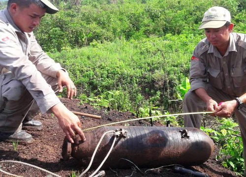 Di chuyển an toàn quả bom "khủng" nặng hơn 100 kg