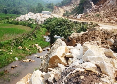 Đi tìm bò trên núi, 2 mẹ con bị đá rơi trúng người tử vong