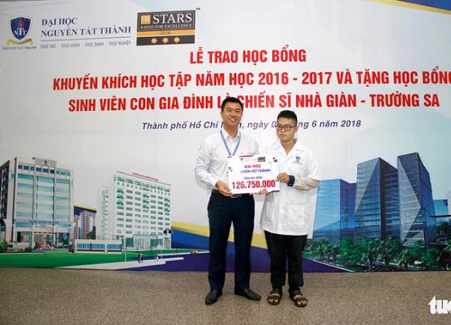 Tặng học bổng cho sinh viên là con chiến sĩ nhà giàn Trường Sa