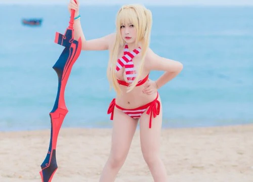 Tiếp tục nóng mắt với cosplay nàng Saber trong trang phục Bikini