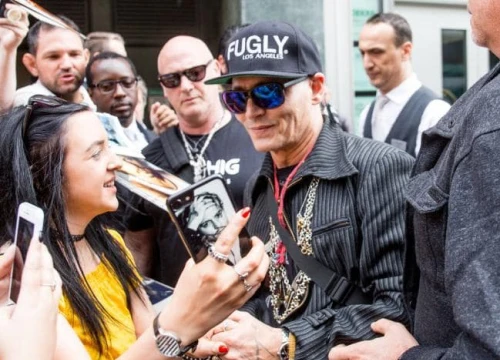 Johnny Depp gầy rộc trong chuyến lưu diễn châu Âu