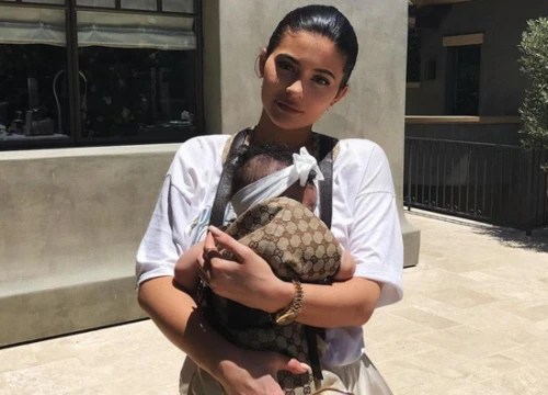 Kylie Jenner đưa con đi chơi bằng chiếc địu Gucci 14 triệu đồng