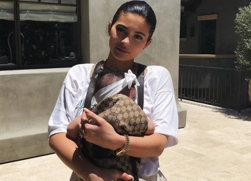 Kylie Jenner vừa đẹp vừa sang, bế con bằng địu em bé giá 14 triệu đồng