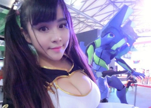 Lại nóng mắt với cosplay PUBG mặt học sinh nhưng lại ngực... khủng