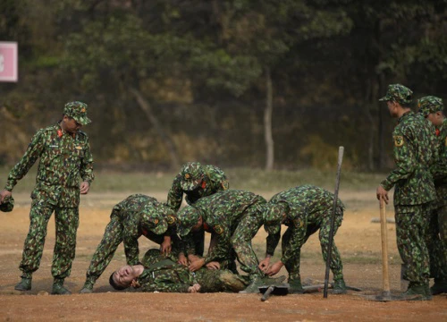 Sao nhập ngũ: Bảo Kun phát ngôn thiếu cẩn trọng, ngất xỉu và nôn mửa giữa thao trường