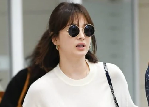 Song Hye Kyo vui vẻ ký tặng fan khi từ Hong Kong về Hàn Quốc