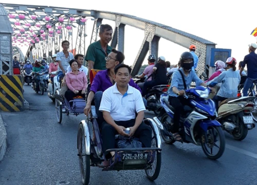 Truy tìm lái xe xích lô "chặt chém" khách Tây