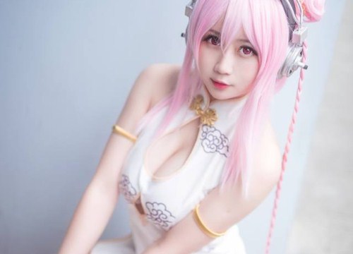 Chảy máu mũi với cosplay Super Sonico cực gợi cảm ngoài đời thực