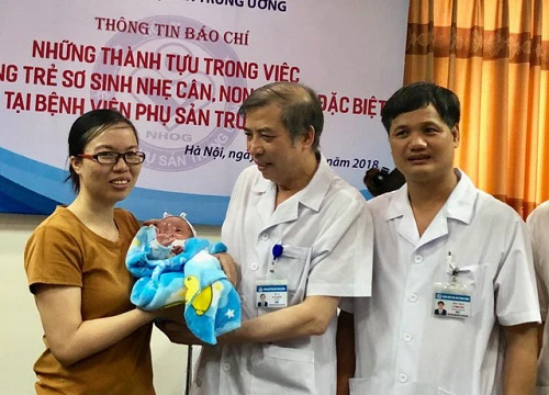 Bé gái sinh non 500gram nhỏ như một bàn tay được cứu sống ngoạn mục