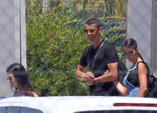 C. Ronaldo tay trong tay với bạn gái về tập trung đội tuyển