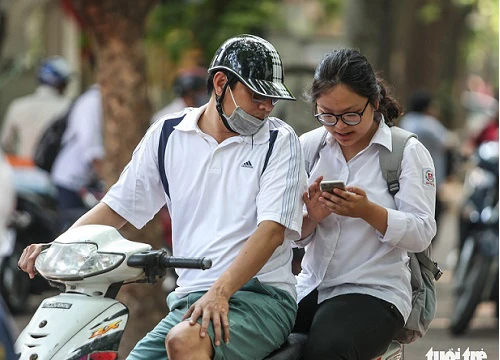 Con đi thi, phụ huynh Hà Nội 'căng như dây đàn'