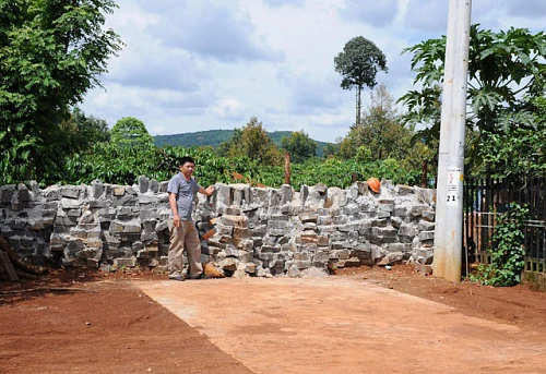 Đắk Nông: Chưa góp tiền làm đường NTM, dân bị bịt lối đi