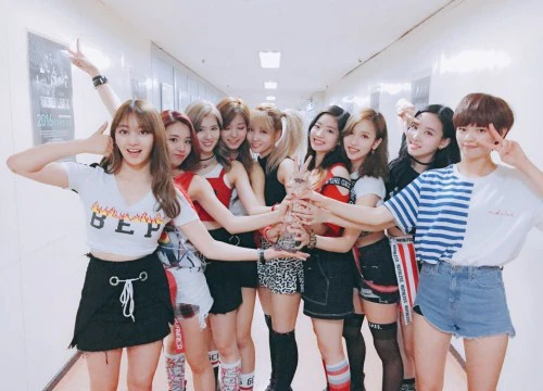 Hit mới còn chưa ra khỏi Top 10, TWICE đã rục rịch trở lại vào tháng sau