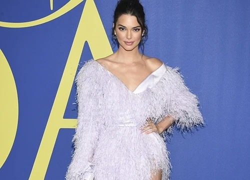 "Oscar thời trang" 2018: Kendall Jenner diện váy lông lá vẫn đẹp rụng rời