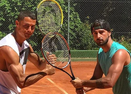 Ronaldo chơi tennis, gồng mình khoe cơ bắp