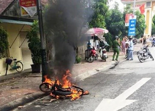 Truy đuổi, đốt xe máy người đi đường vì thấy "ngứa mắt"