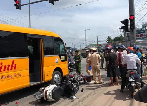 Xe khách tông hàng loạt xe máy đang dừng đèn đỏ, nhiều người bị thương