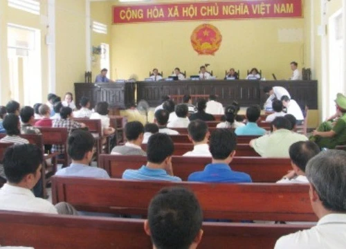 4 cán bộ thi hành án chia nhau 18 năm tù