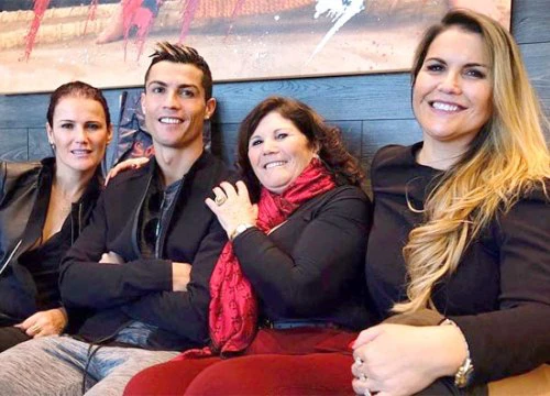 Chị gái C. Ronaldo 'chôm' ảnh trên mạng để quảng cáo nhà hàng