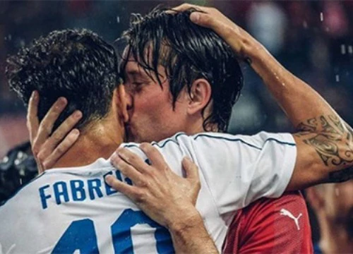 Con trai Rosicky ghi bàn trong ngày cha giải nghệ