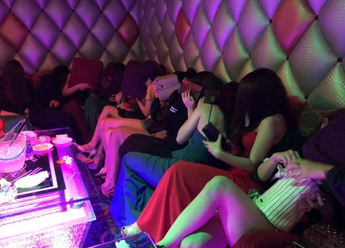 Hơn 100 tiếp viên quán karaoke ôm chui vào phòng bí mật trốn đoàn kiểm tra