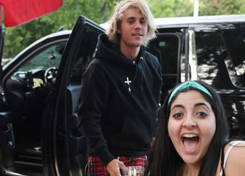 Khoảnh khắc hài hước: Fan nữ lao đến "ké" một bức ảnh khi paparazzi đang chụp Justin Bieber