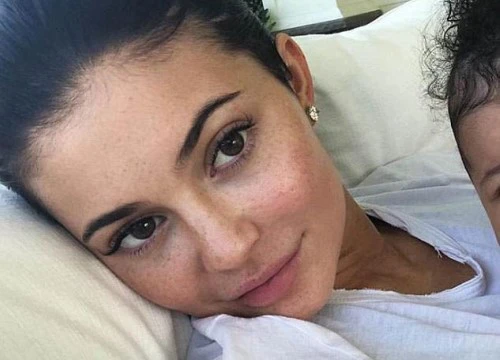 Kylie Jenner đột ngột xóa hết hình ảnh để lộ mặt con gái trên mạng xã hội