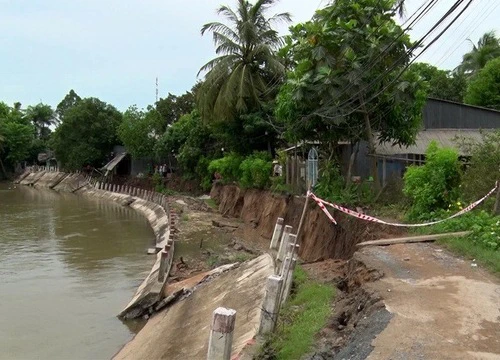 Tuyến kè bê tông bị hà bá "nuốt chửng" 100m, ủy hiếp nhiều hộ dân