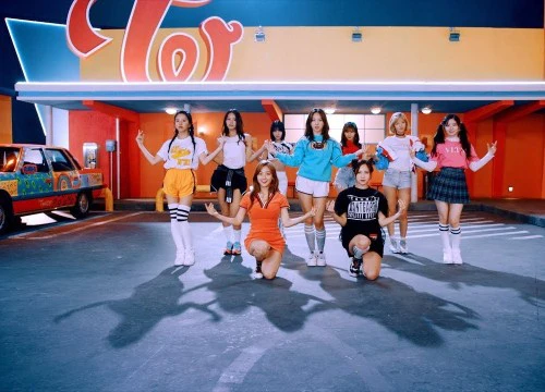 TWICE tiếp tục lập thành tích khủng với single tiếng Nhật mới