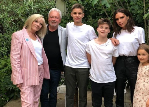 Victoria Beckham khoe ảnh gia đình đầm ấm sau tin đồn sắp ly hôn chồng