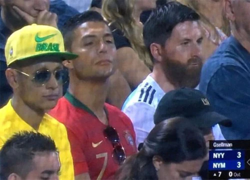 C. Ronaldo, Messi, Neymar 'hàng nhái' ngồi cạnh nhau trên khán đài