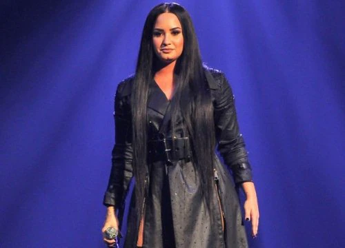 Demi Lovato nối gót 'kẻ-mà-ai-cũng-biết-là-ai-đấy' bùng show trước 45 phút!