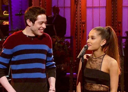 Nhanh đến chóng mặt, Ariana Grande đính hôn với bạn trai mới chỉ sau vài tuần hẹn hò!