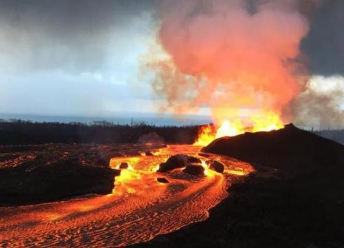 Núi lửa chết chóc ở Hawaii tạo ra cả vùng đất mới rộng lớn