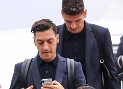 Ozil lạnh lùng, cắm mặt vào điện thoại khi đội tuyển Đức đến Nga