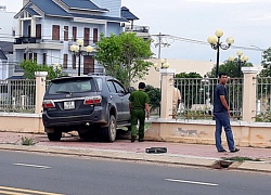 Tài xế tông thẳng ôtô vào người đứng trên vỉa hè rồi bỏ trốn