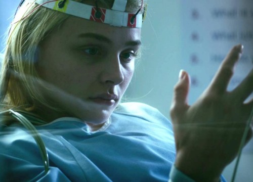 Gái xinh Chloe Grace Moretz mắc bệnh hiếm quái ác chưa có thuốc chữa trong "Brain On Fire"