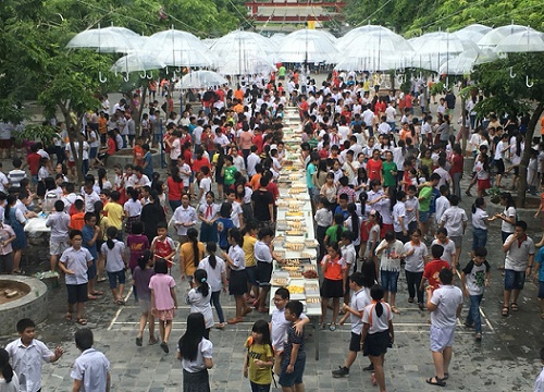 Kì thi tuyển 1 chọi 4 vào ngôi trường "kỷ luật thép" Lương Thế Vinh: Bánh trái ngập bàn, thí sinh vui vẻ như đi họp lớp