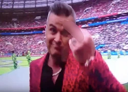 Robbie Williams gây tranh cãi khi giơ ngón giữa tại lễ khai mạc World Cup 2018