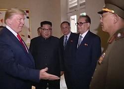 Trump hành động lạ khi thấy kiểu chào của tướng Triều Tiên