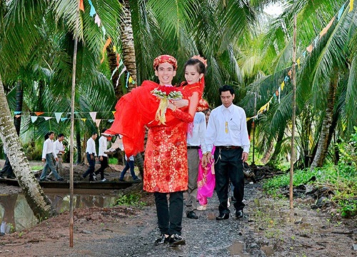 Chàng trai Bến Tre dùng chiêu lạ tỏ tình với cô gái tí hon