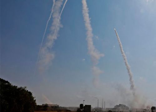 Israel, Palestine giã rocket vào nhau, lò lửa Trung Đông nóng rực