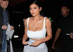 Kylie Jenner gây náo loạn ngoài nhà hàng khi mặc bra thể thao đi ăn tối