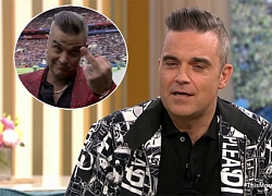 Robbie Williams giải thích lý do giơ &#8216;ngón tay thối&#8217; ở lễ khai mạc World Cup