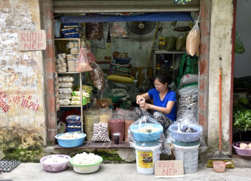 Rượu nếp, hoa quả đắt hàng ngày Tết Đoan Ngọ